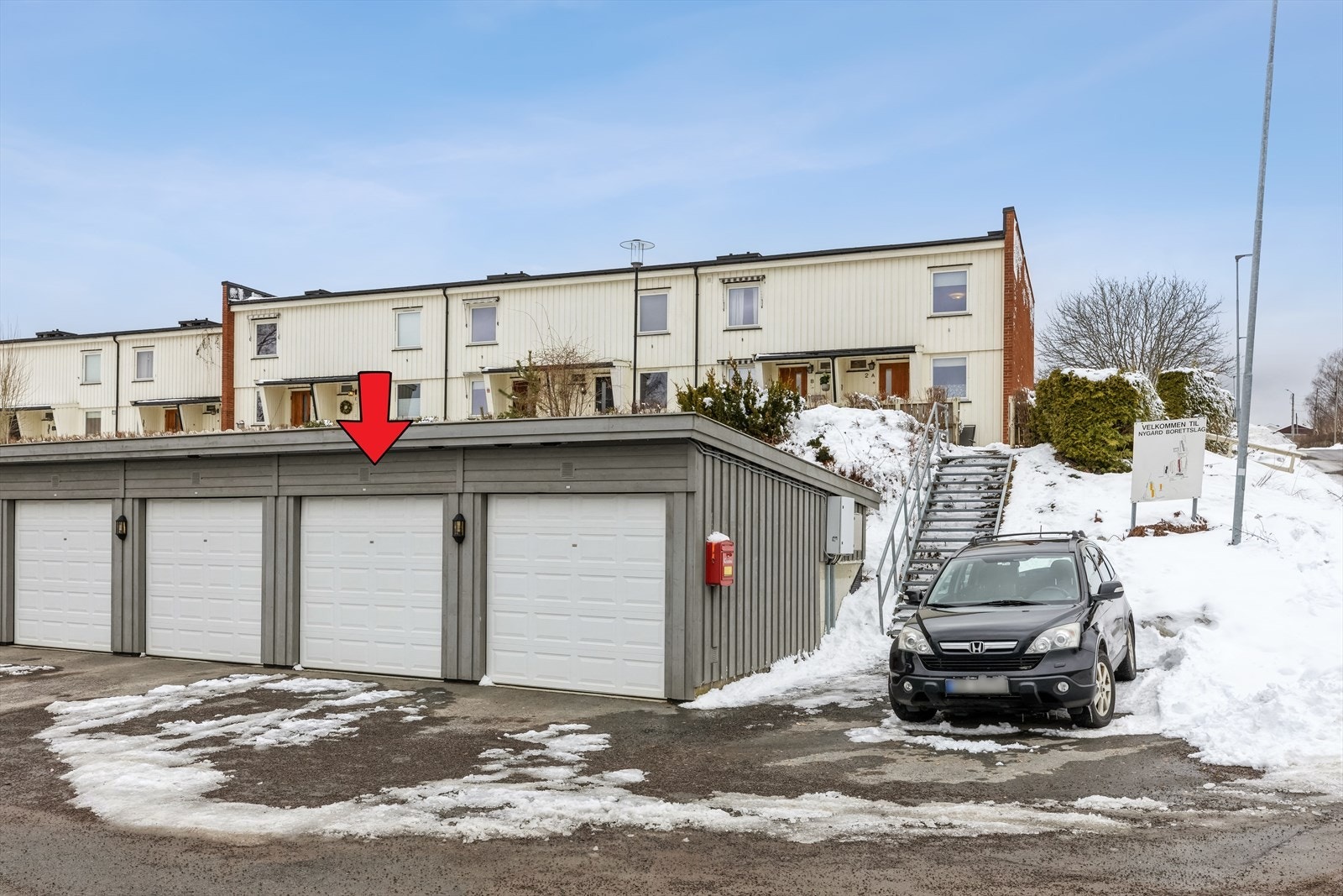 Garasjene er renovert og var nye i 2014. Galleribilde