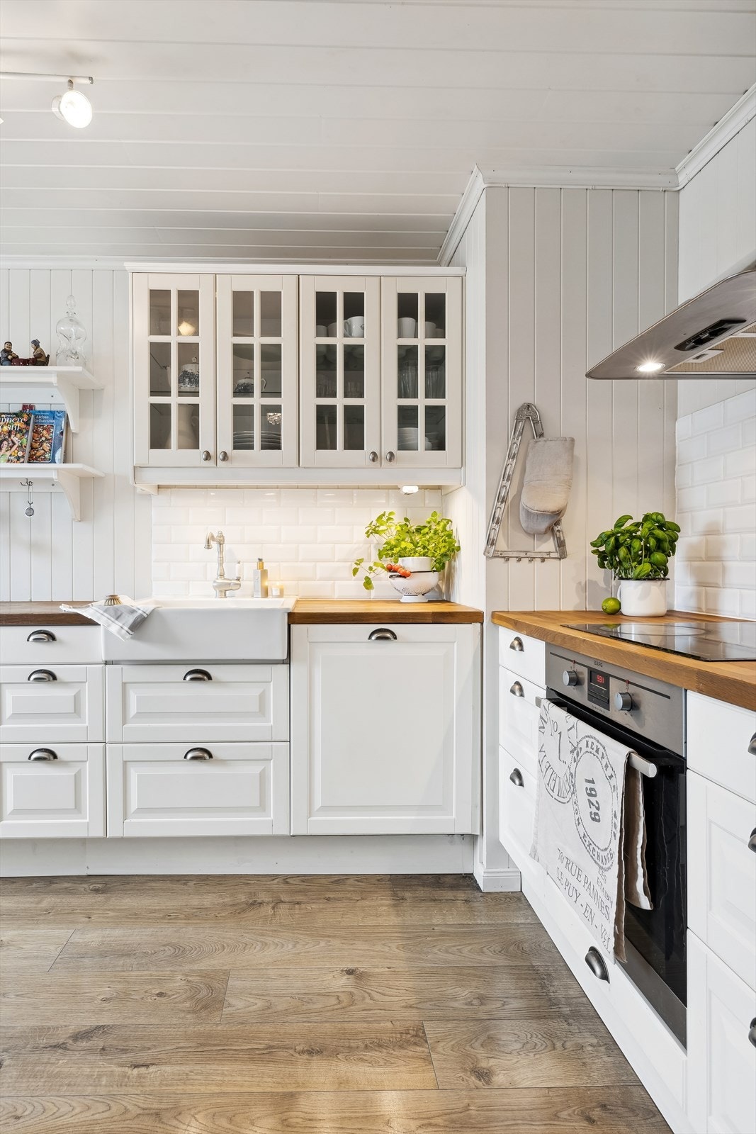 Alt av hvitevarer på kjøkken medfølger i handelen. Dette gjelder komfyr med koketopp, kjøleskap og oppvaskmaskin. Oppvaskmaskinen var ny i 2023. Galleribilde