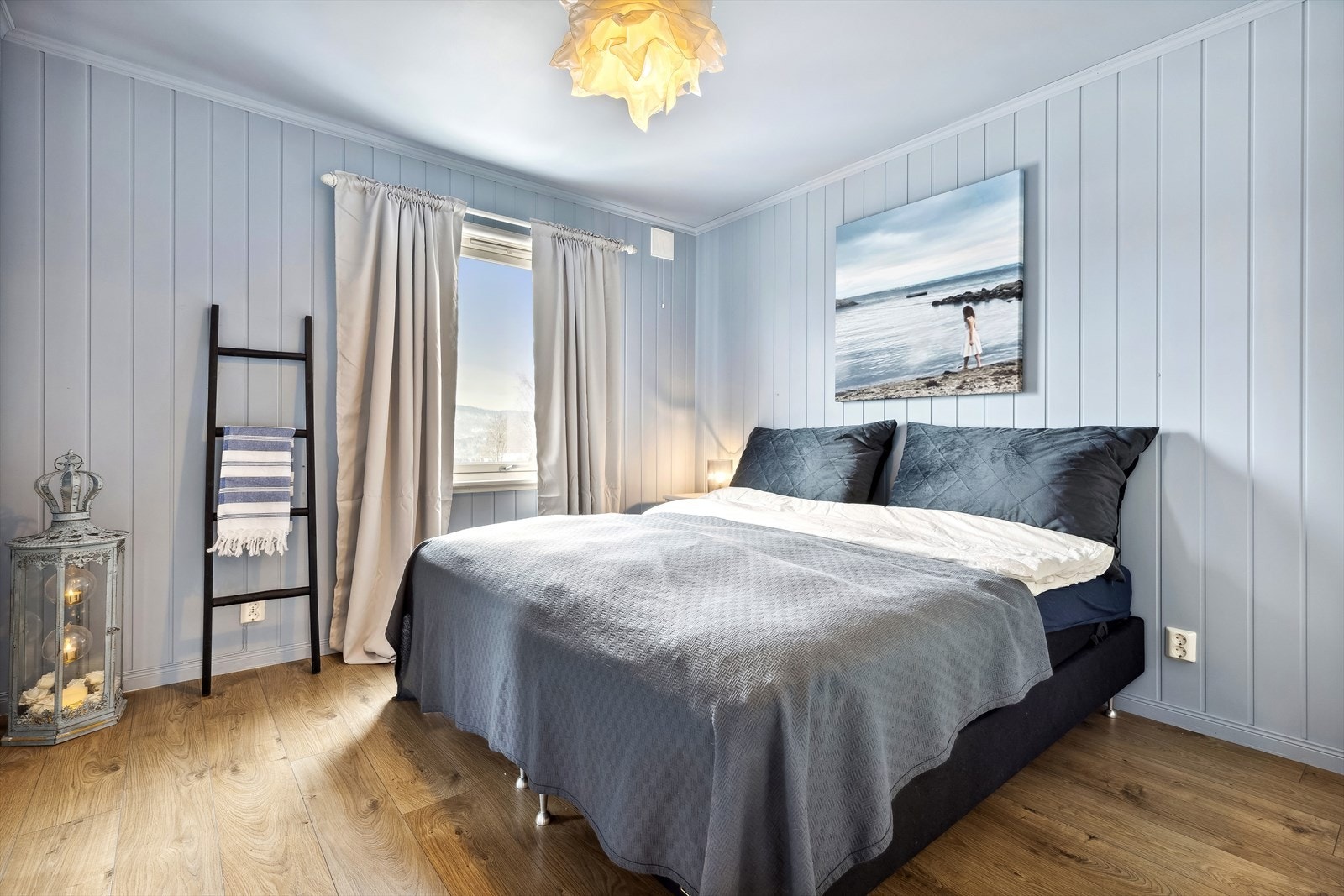 Soverom 1 er et stort og godt soverom. Pene, duse fargevalg som de fleste vil like. Ser du hvor fin utsikten mot Romeriksåen er? Galleribilde