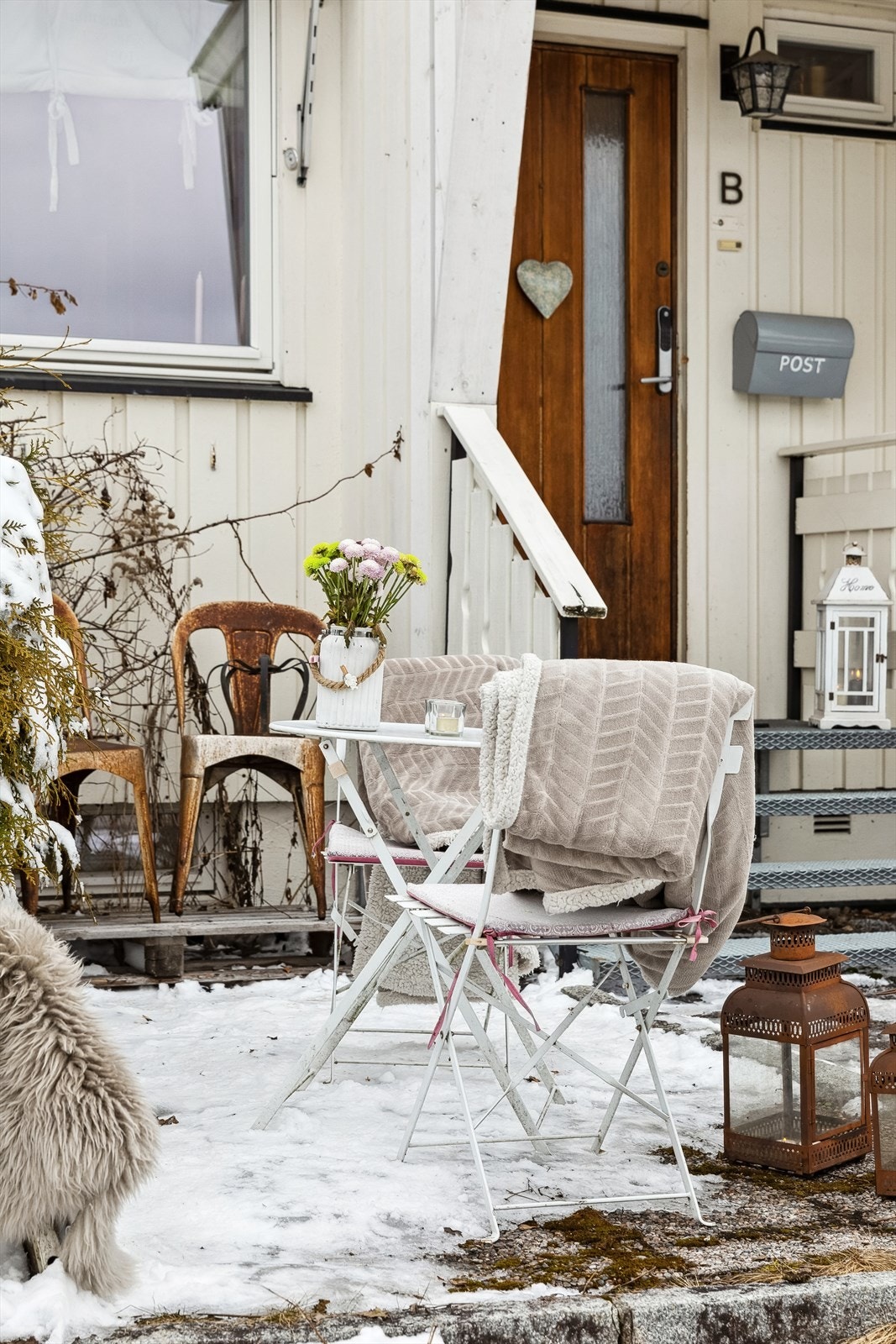 Hyggelige uteplasser både bak og ved inngangspartiet som gjør at man kan nyte livet utendørs. Galleribilde