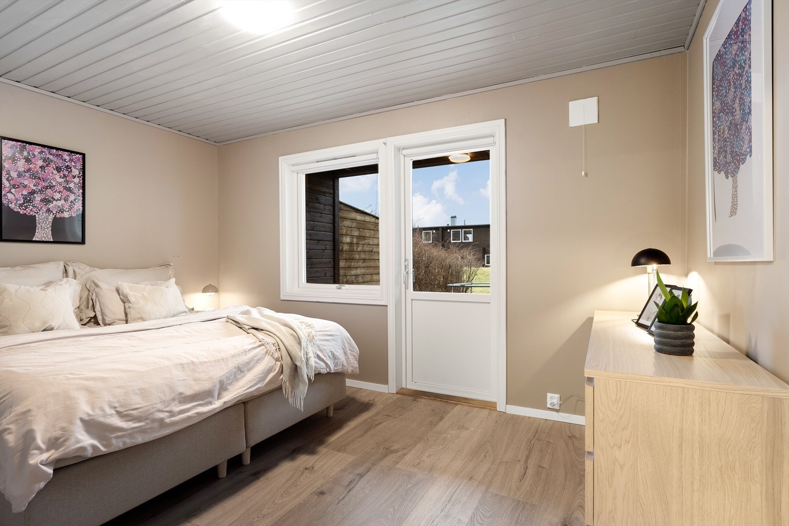 Hovedsoverom med utgang til terrasse Galleribilde