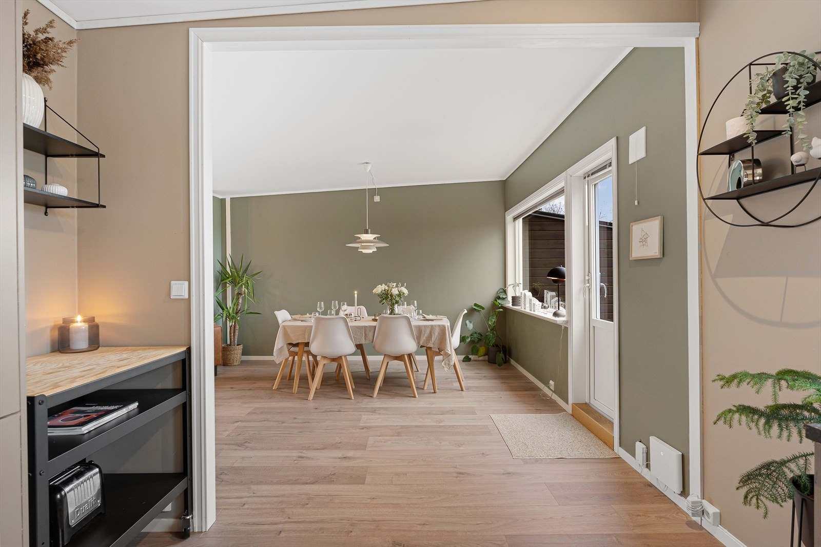 Stuen er malt i en moderne og behagelig farge og det er laminat på gulv. Galleribilde