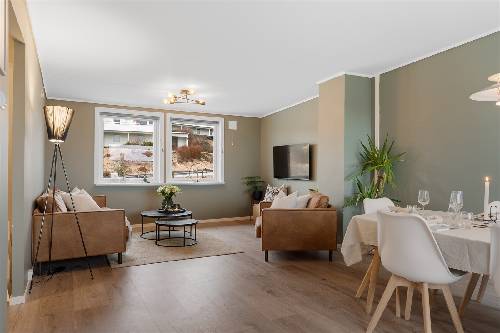 Boligen er smakfullt innredet med moderne farge og materialvalg. Her kan man flytte rett inn! Galleribilde