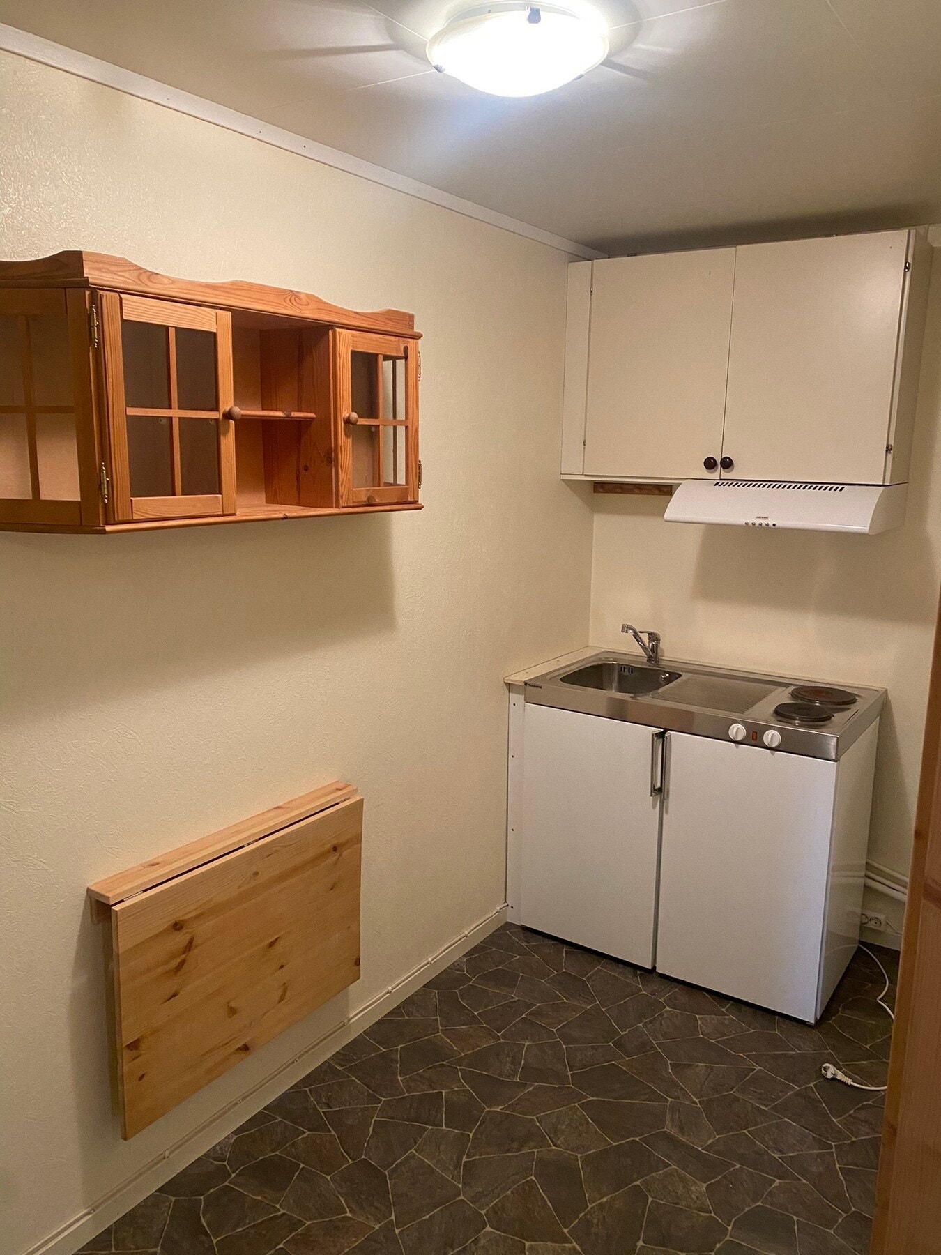 Hybel. Bod omgjort til kjøkken - 5,5 kvm. Det foreligger ingen søknad om bruksendring og kjøper overtar risiko for dette. Galleribilde