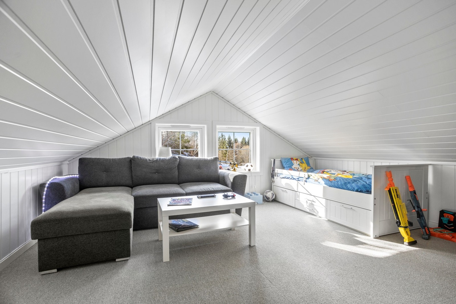 Loft omgjort til soverom. Det foreligger ingen søknad om bruksendring og kjøper overtar risiko for dette. Galleribilde