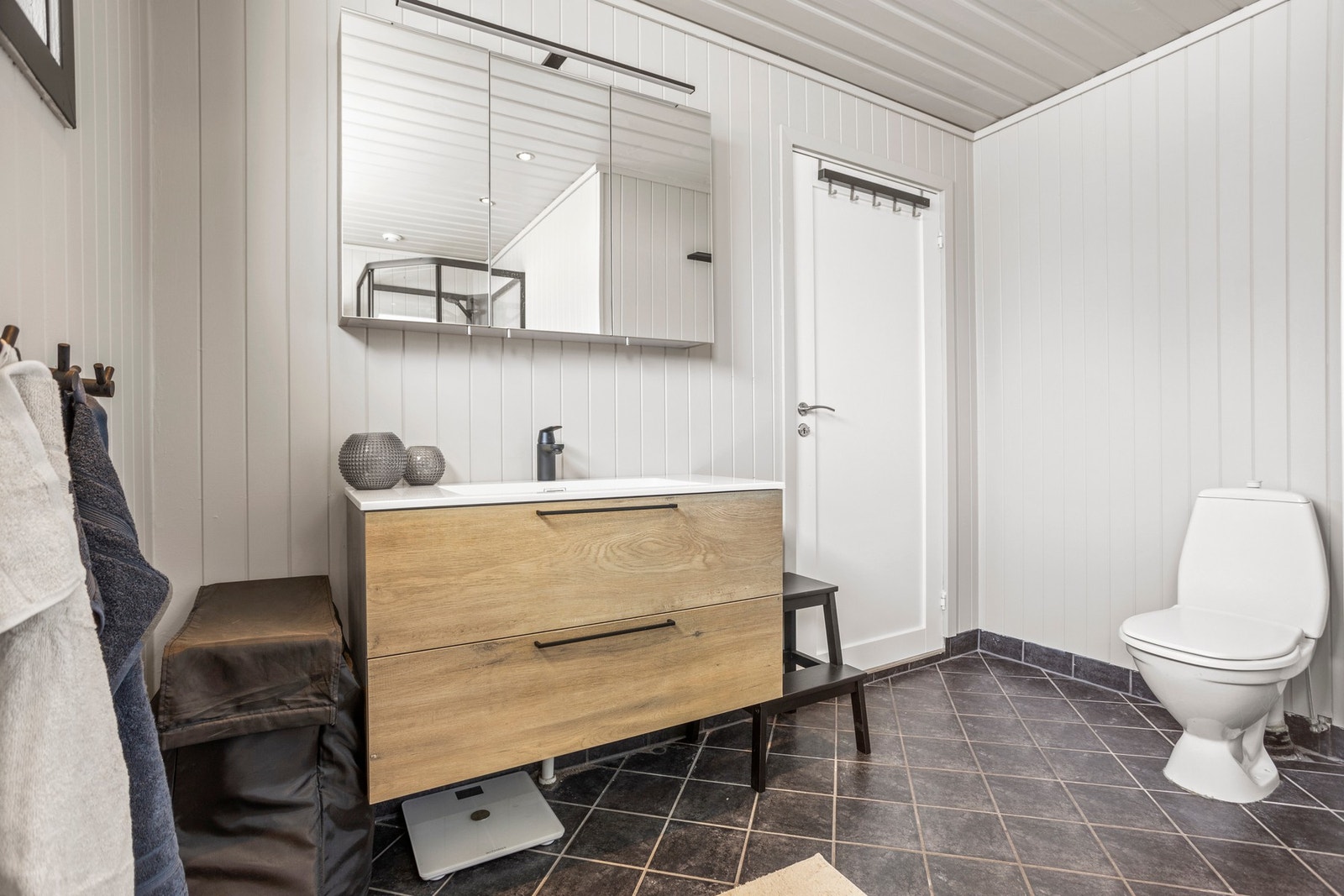 Bad/vaskerom - 7,5 kvm. Utstyrt med servantskap, toalett, dusjkabinett og opplegg for vaskemaskin Galleribilde