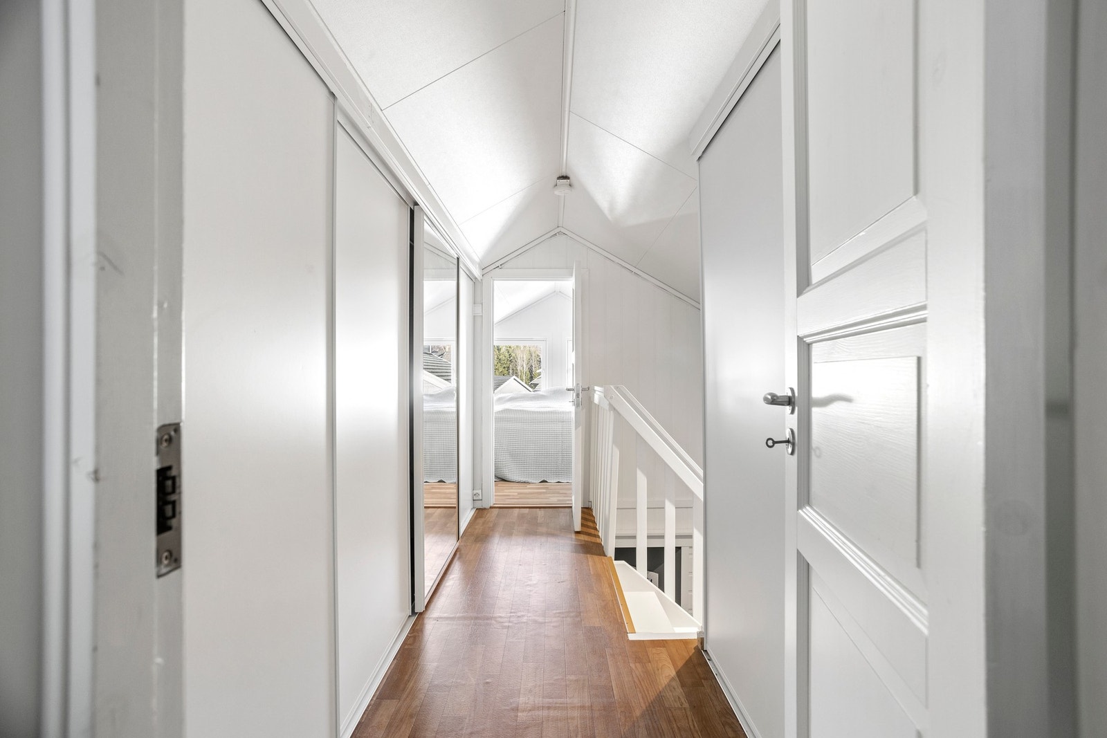 Gang på loftet. Utstyrt med praktisk skyvedørsgarderobe!
Loftet er innredet med to soverom. Galleribilde