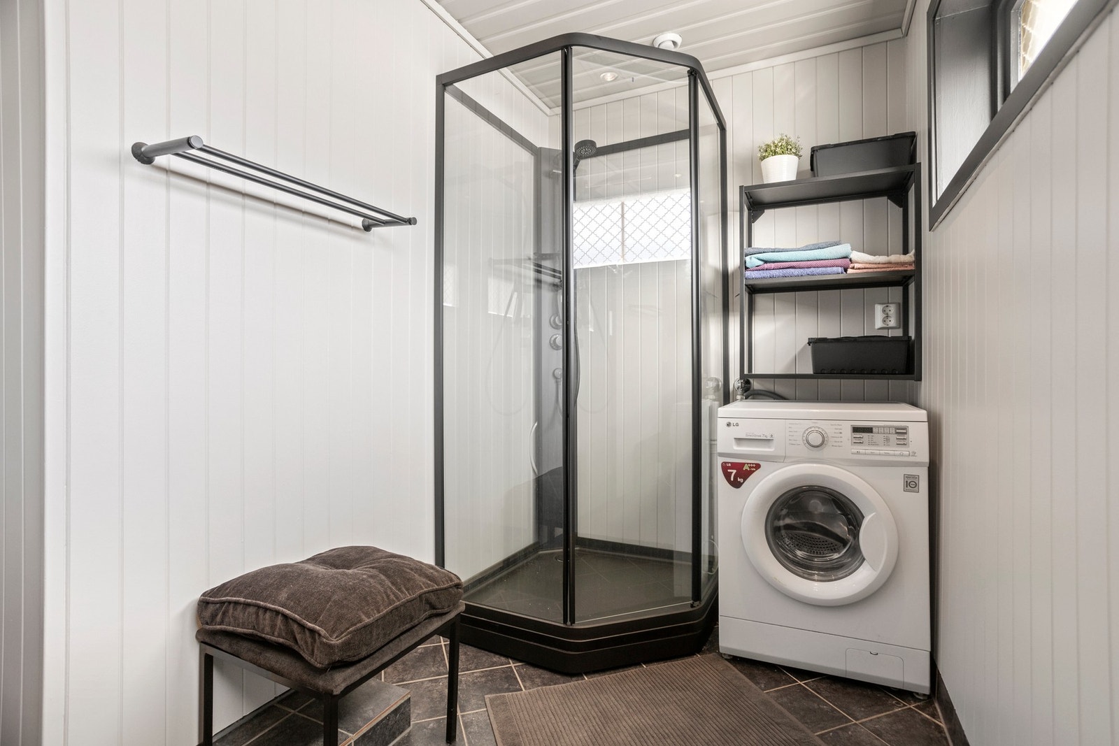 Baderomsinnredningen og dusjkabinett er nytt i 2024 Galleribilde