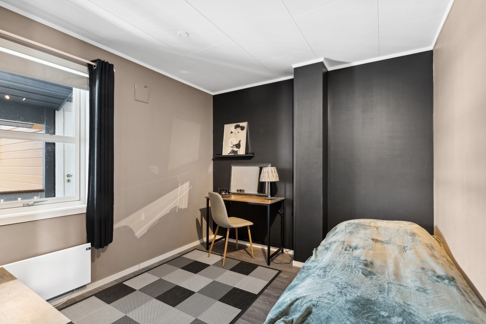 Opprinnelige 2 innvendige boder er slått sammen og innredet som soverom. Bruksendring fra tilleggsdel til hoveddel er søknadspliktig. Galleribilde