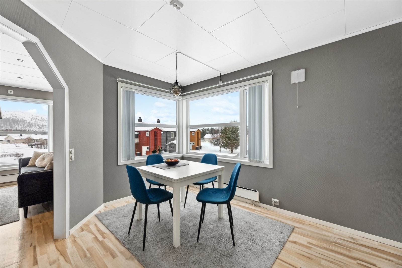 Kjøkken med hyggelig spiseplass ved vinduene. Galleribilde