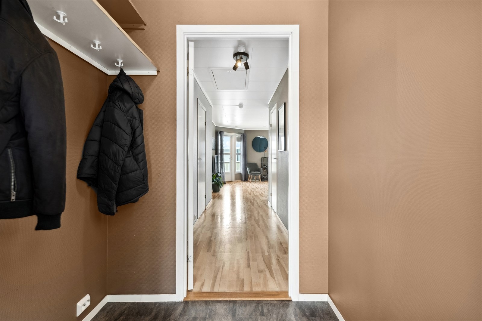 Inne blir man møtt med en entré og gang med god plass for oppbevaringsløsninger. Galleribilde