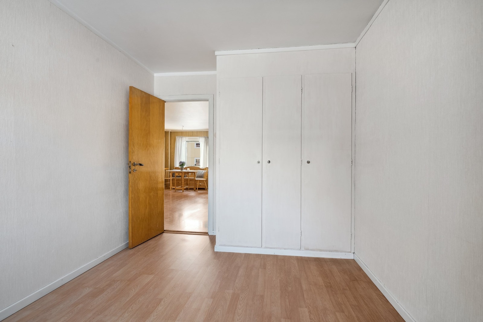 Også dette soverommet har plassbygd skapinnredning Galleribilde