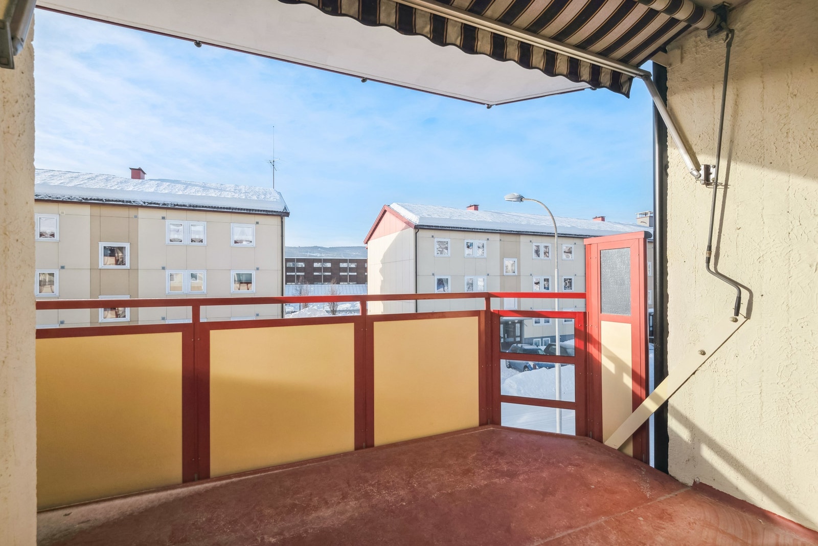 Vestvendt balkong på 8 m2 med en utforming som gir plass til en god sittegruppe Galleribilde