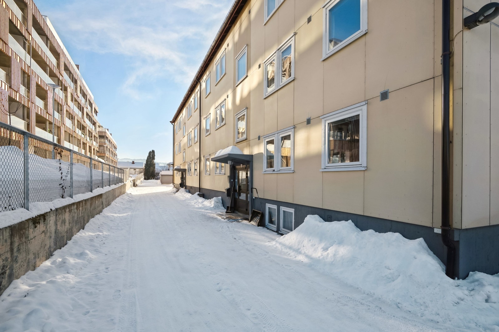 Felleskostnadene inkl. bl.a. renter og avdrag på fellesgjeld, bygningsforsikring, utvendig vedlikehold, styrehonorar, kommunale avgifter, tv/bredbånd (grunnpakke), fjernvarme og diverse driftskostnader. Galleribilde