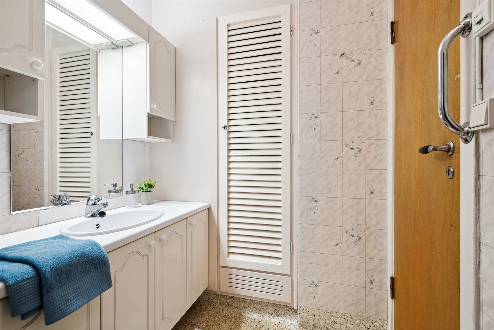Badet har innredning med god skapplass. Varmekabler i gulv. Galleribilde