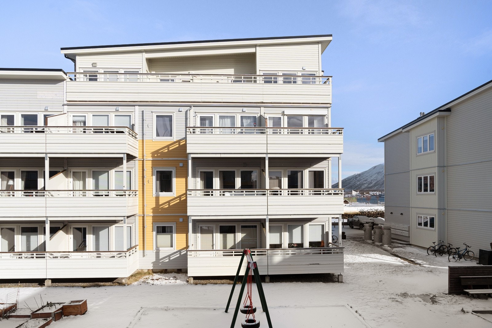 Fin intern beliggenhet i 2. etasje, vendt mot sør og forholdsvis skjermet for innsyn. Galleribilde