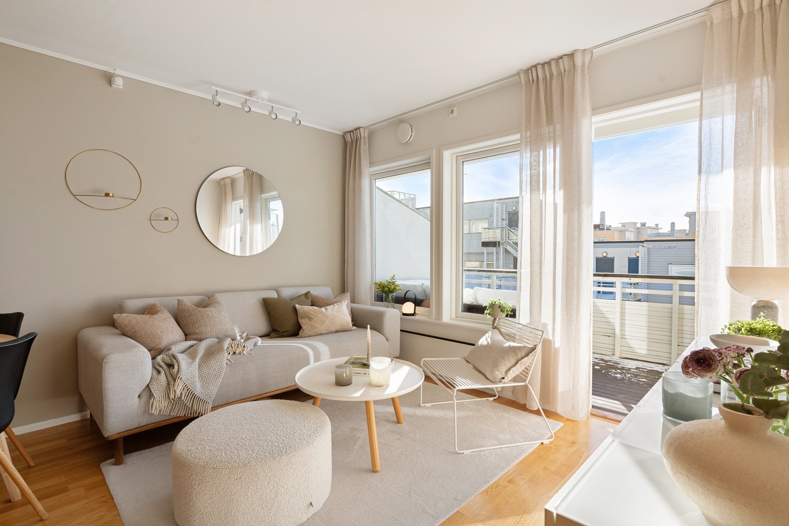 Naturlige soner for innredning av både sofagruppen og spisebordet. Galleribilde