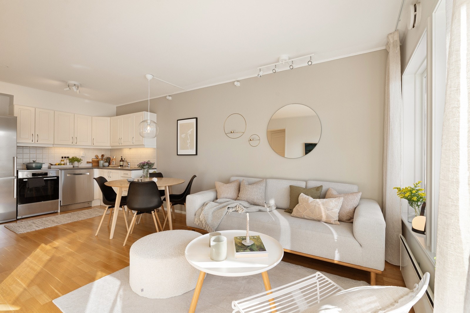 Av moderniseringsarbeid er det bl.a. lagt veggfornyer i stue, kjøkken og gang. Veggene i stue, gang, kjøkken og soverom er også malt. Galleribilde