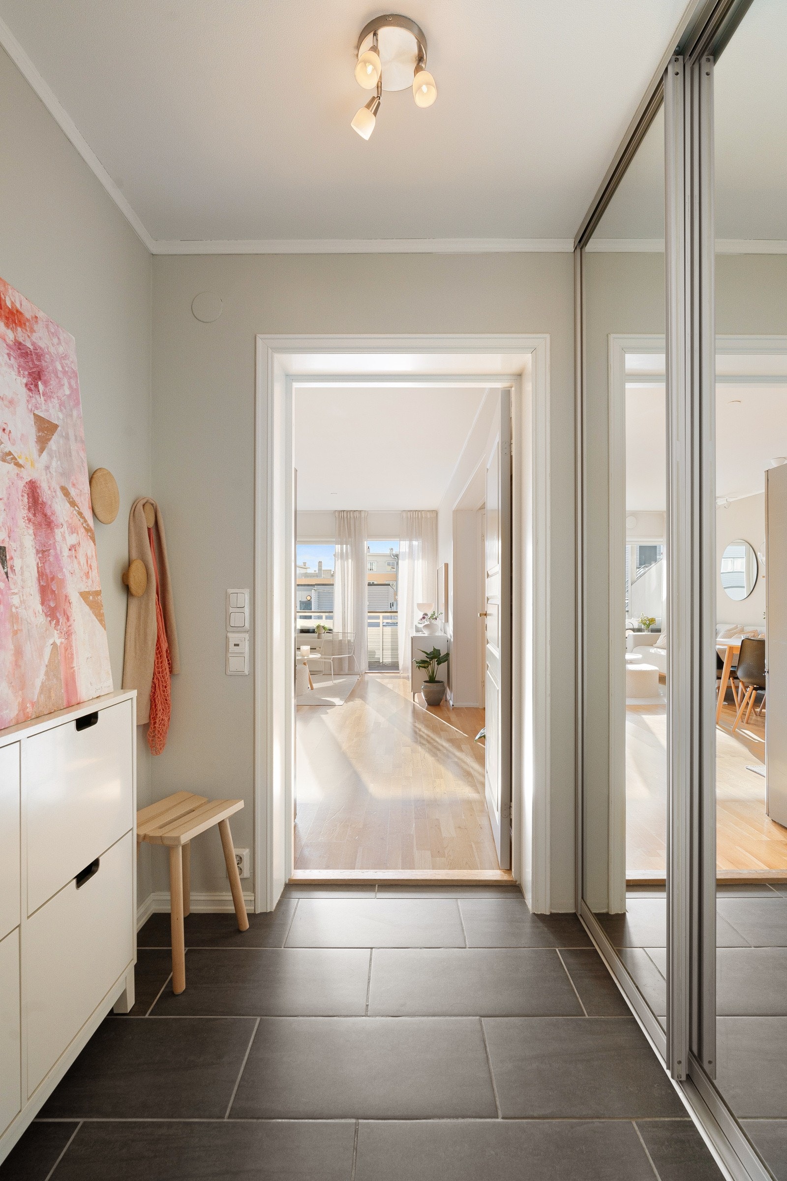 Velkommen inn! Skyvedørsgarderobe i entré med god plass for sko og yttertøy. Galleribilde