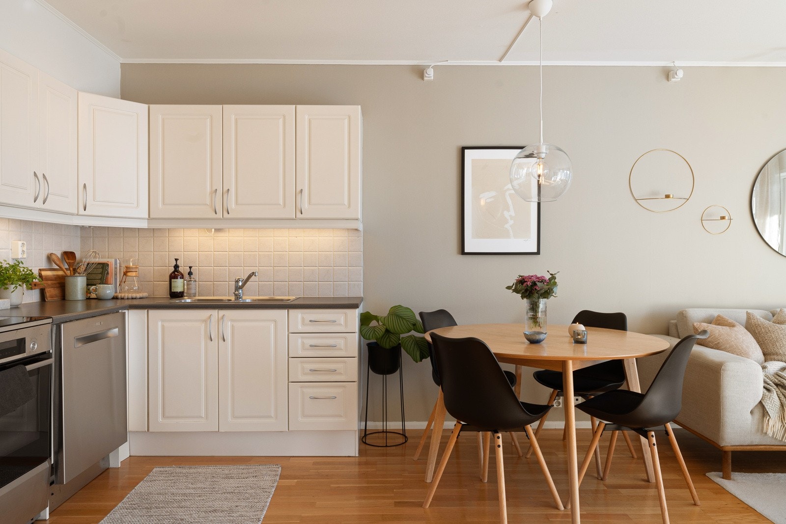 Kjøkkenet framstår lyst og funksjonelt med tilstrekkelig med skap- og benkeplass. Galleribilde