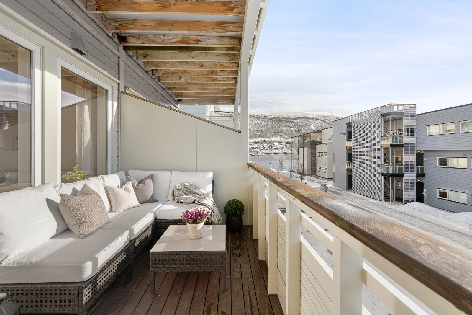 Fra stuen har du utgang til sørvendt veranda med strålende solforhold og fin utsikt. Galleribilde