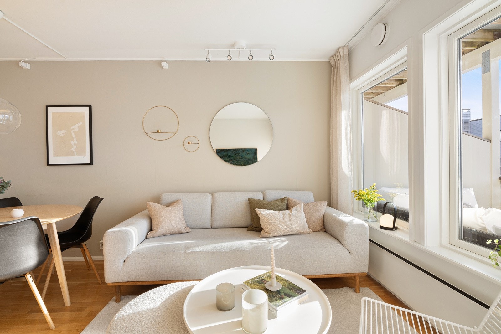 Den generøse takhøyden bidrar til en god romfølelse. Galleribilde