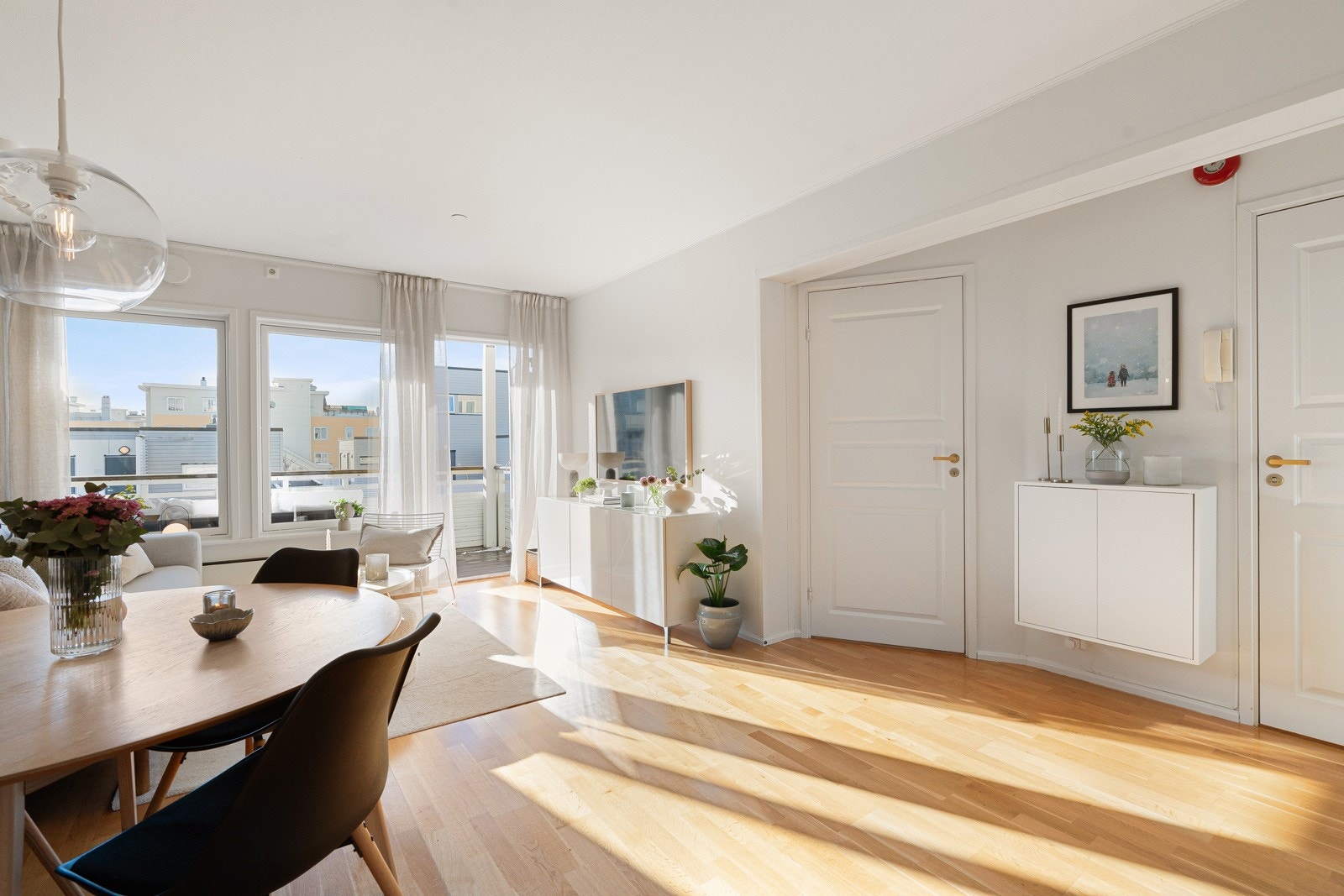 Stuen framstår åpen, lys og luftig. Galleribilde