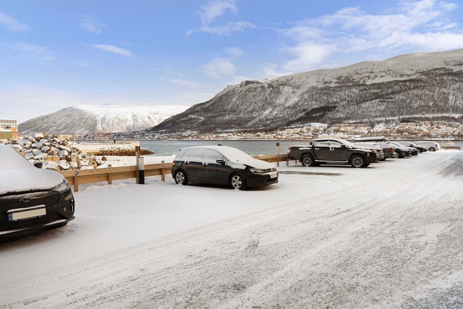 Leiligheten disponerer én oppstillingsplass like utenfor blokka med mulighet for elbil-lader. Det følger for øvrig også en sportsbod med til leiligheten. Galleribilde