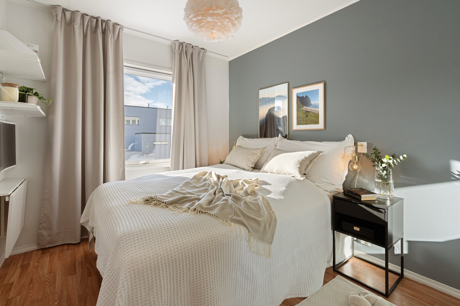 Soverommet framstår romslig med plass for stor seng og tilhørende nattbord. Galleribilde