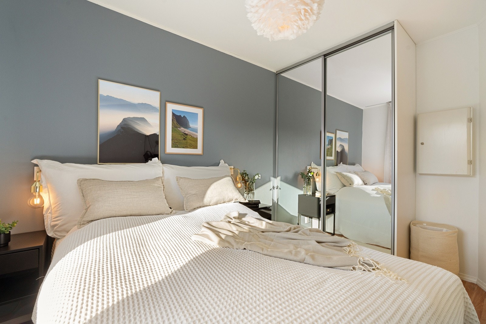 Innredet med skyvedørsgarderobe som bidrar til god oppbevaringsplass. Galleribilde