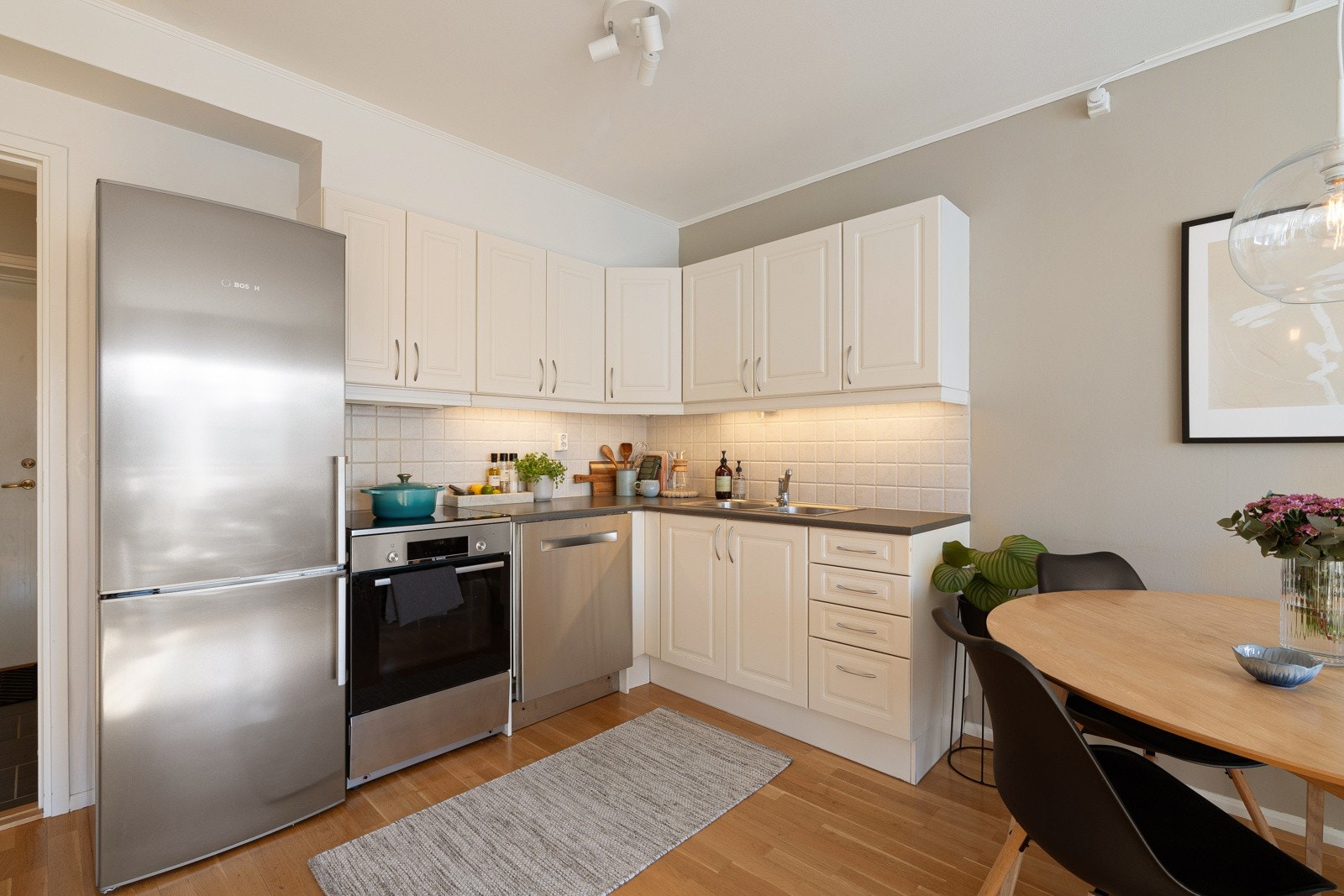 Praktisk med lys under overskap og dobbel kjøkkenkum (vask). Galleribilde