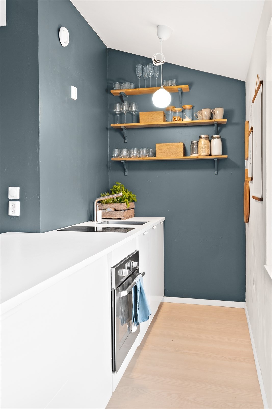 Nytt kjøkken med hvitevarer fra IKEA i 2020. Galleribilde