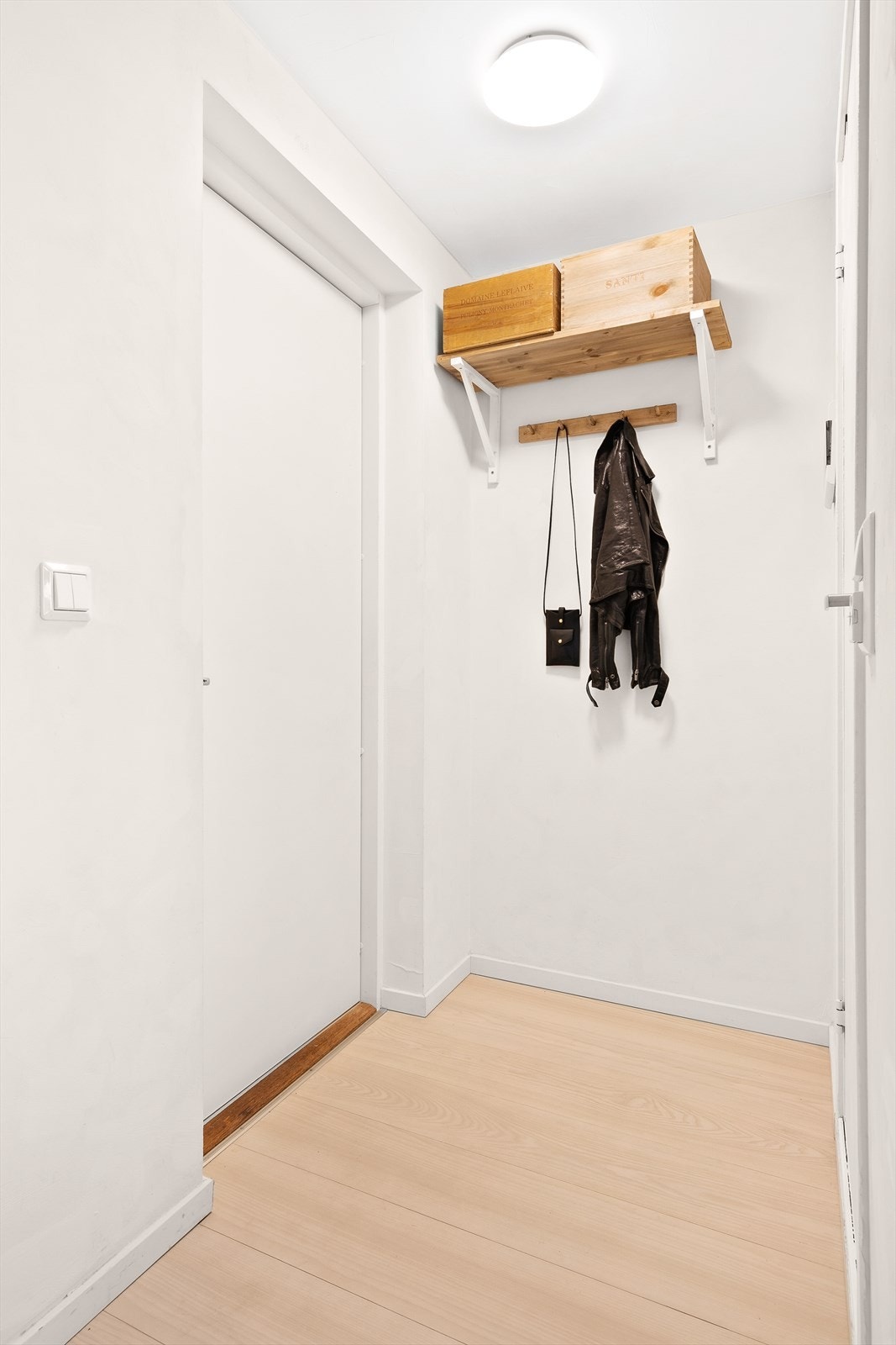 Velkommen inn! Entré er malt i lyse farger og med plass til yttertøy og sko. Galleribilde