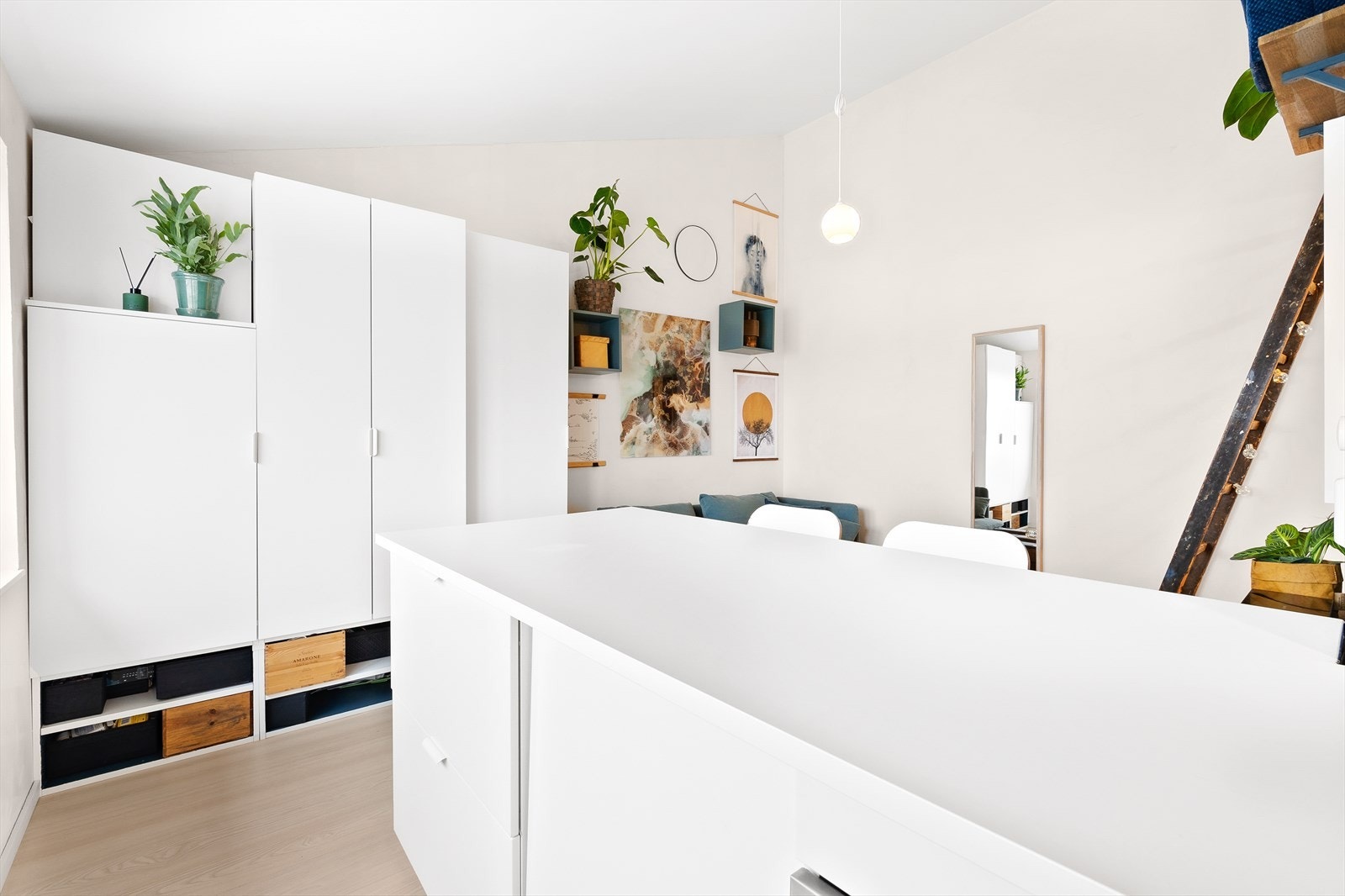 Her er det god plass på benk til å kokkelere. Samt skap med god oppbevaringsplass. Galleribilde