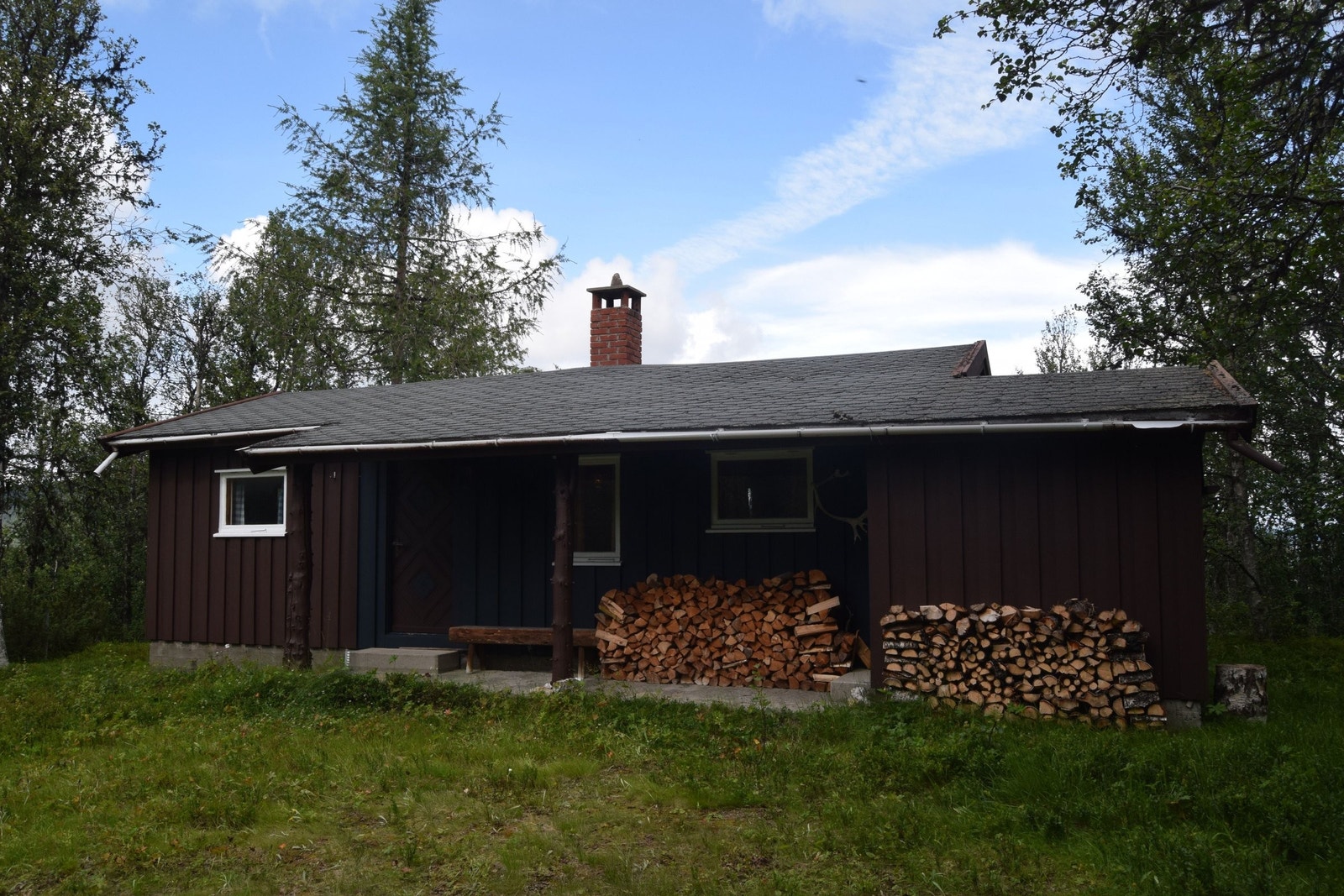 To parkeringsplasser rett utenfor inngangen. Galleribilde