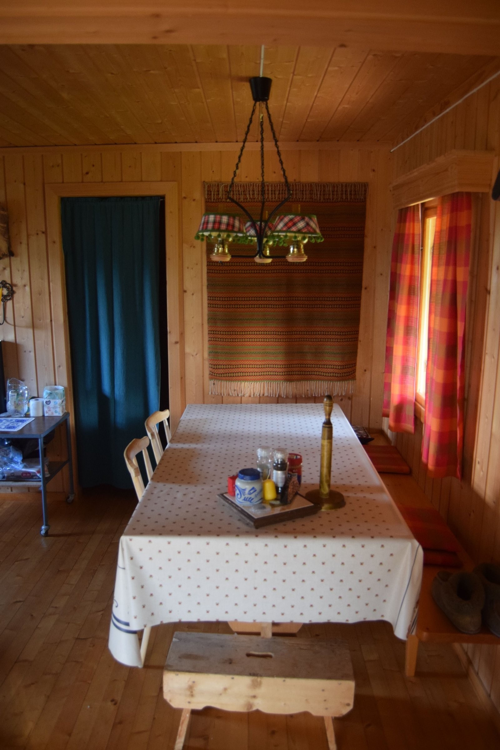 Kjøkken/spisebord med plass til i alle fall 6 personer. Galleribilde