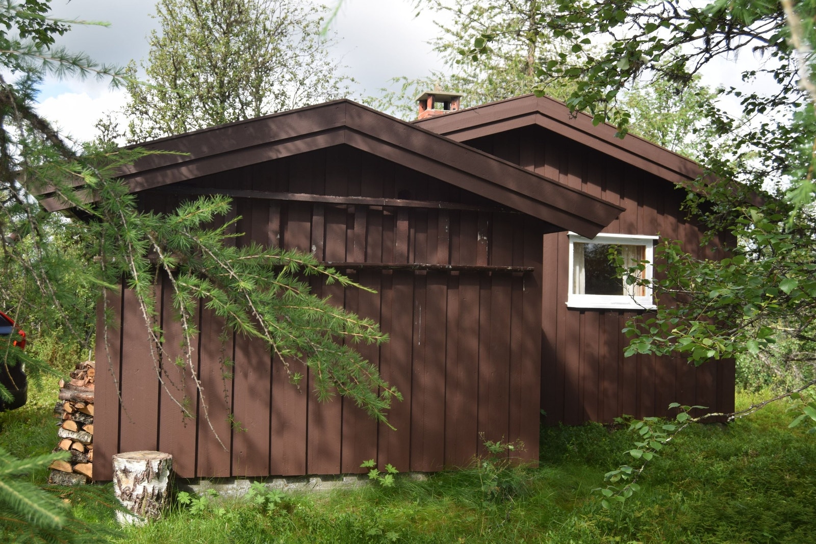 Mot øst er hytta rigget med en bod kombinert med en god gammel utedo. Med isopor-ring på kanten kjennes det varmt og greit å sitte noen minutter og la tankene fly. Galleribilde