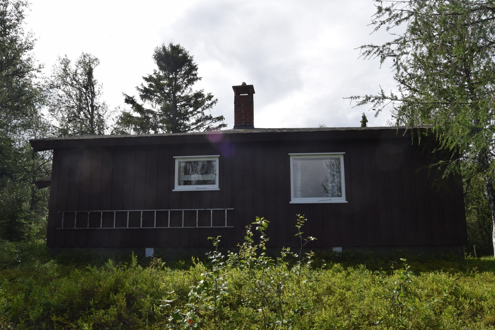 Kjøkken og stue har vindu mot nord med utsikt mot Jotunheimen. Galleribilde