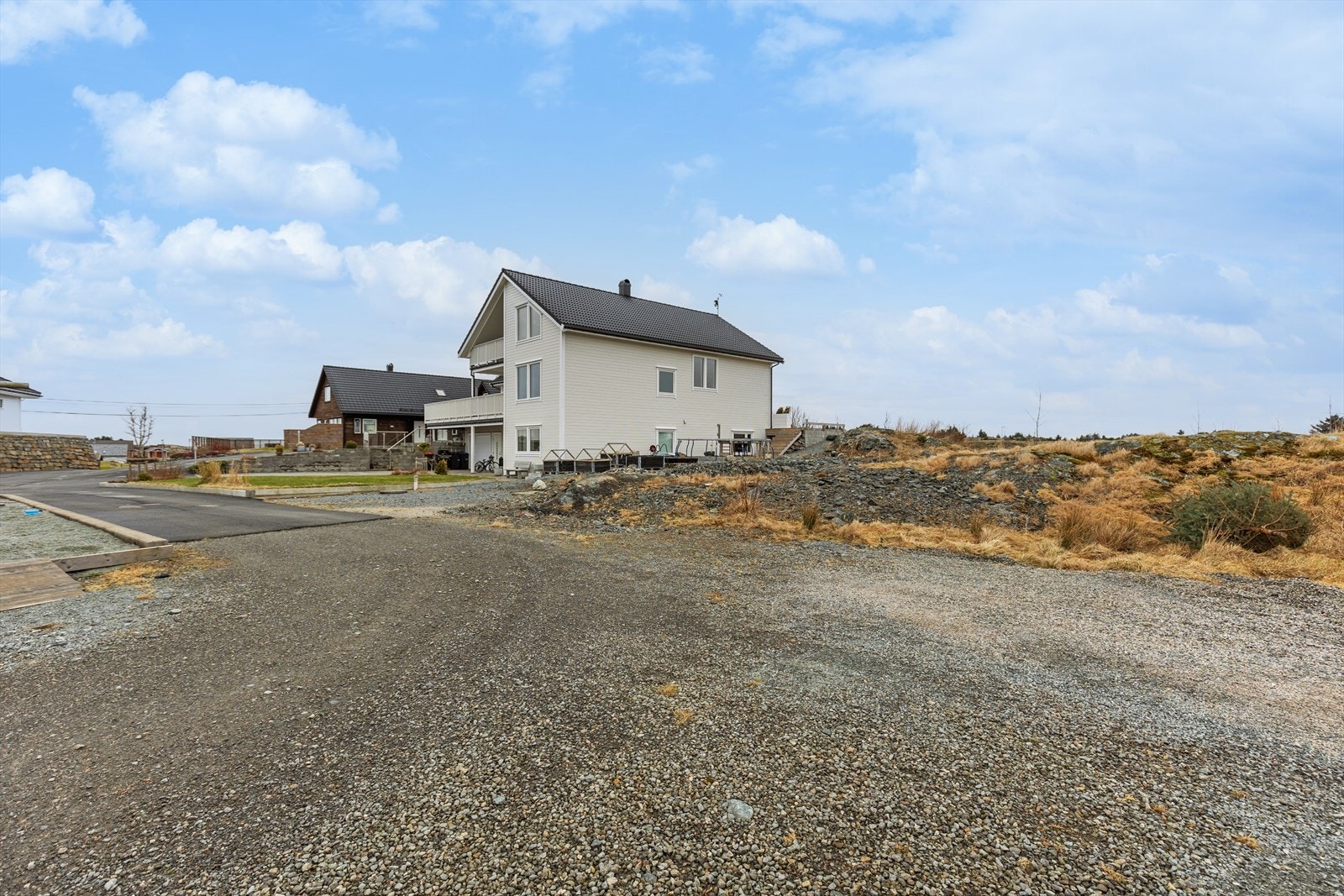 Få minutters kjøring til skole, barnehage, dagligvare og andre servicetilbud. Galleribilde