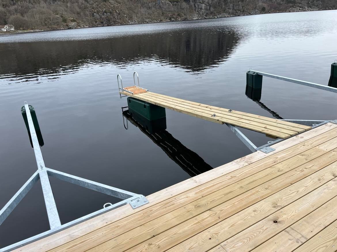 Uteliggere for båt med badebrygge og badestige Galleribilde