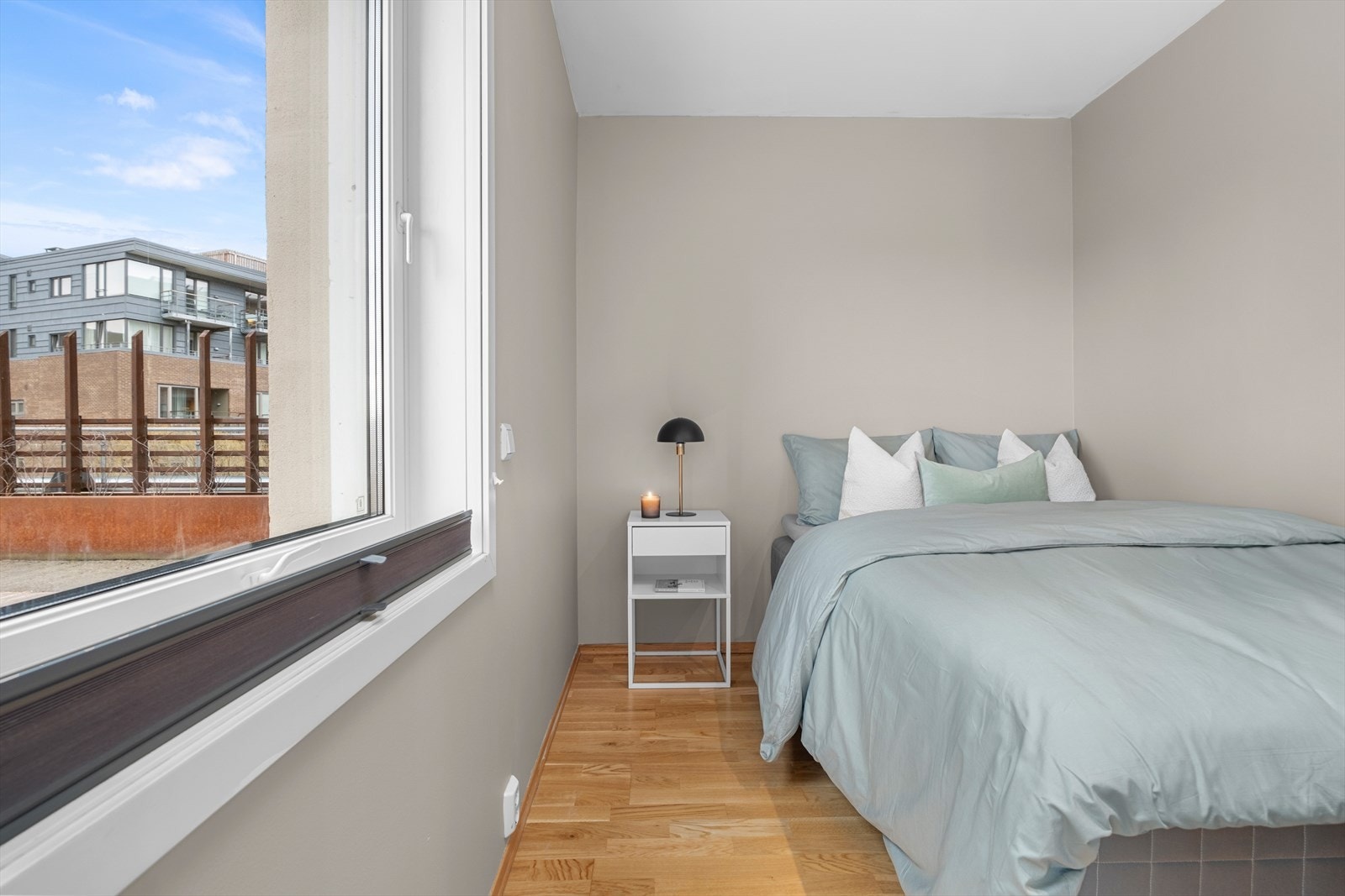 Rause vindusflater gir godt med naturlig lys og skaper en åpen atmosfære. Galleribilde