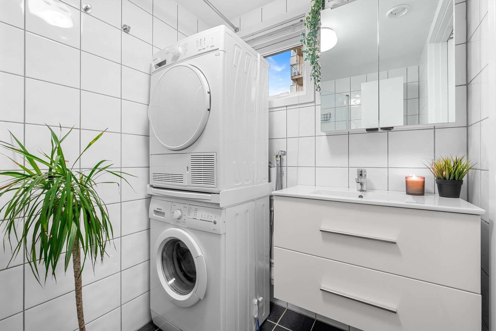 Badet er utstyrt med behagelig gulvvarme og ferdig opplegg for vaskemaskin. Galleribilde