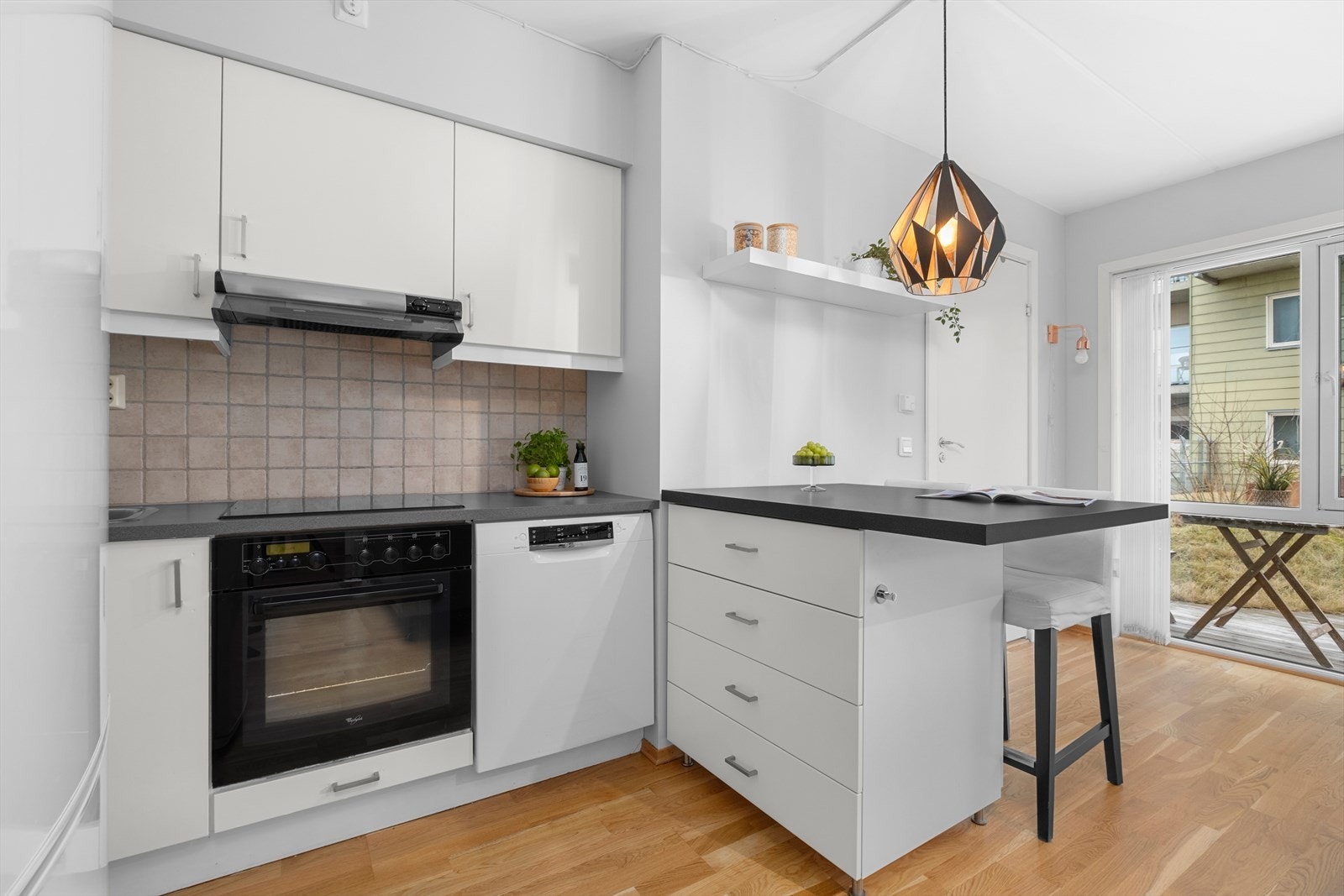 Kjøkkenet er fra nyere byggeår i 2006 med blant annet integrerte hvitevarer som stekeovn og platetopp. Galleribilde