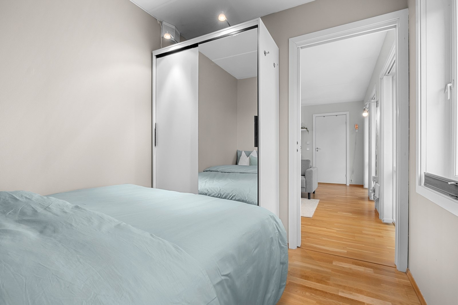 Garderobeskap medfølger handelen. Galleribilde