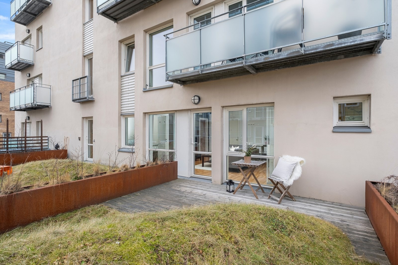 Fra leiligheten er det direkte adkomst til egen terrasse, med felles takhage og gode solforhold. Galleribilde