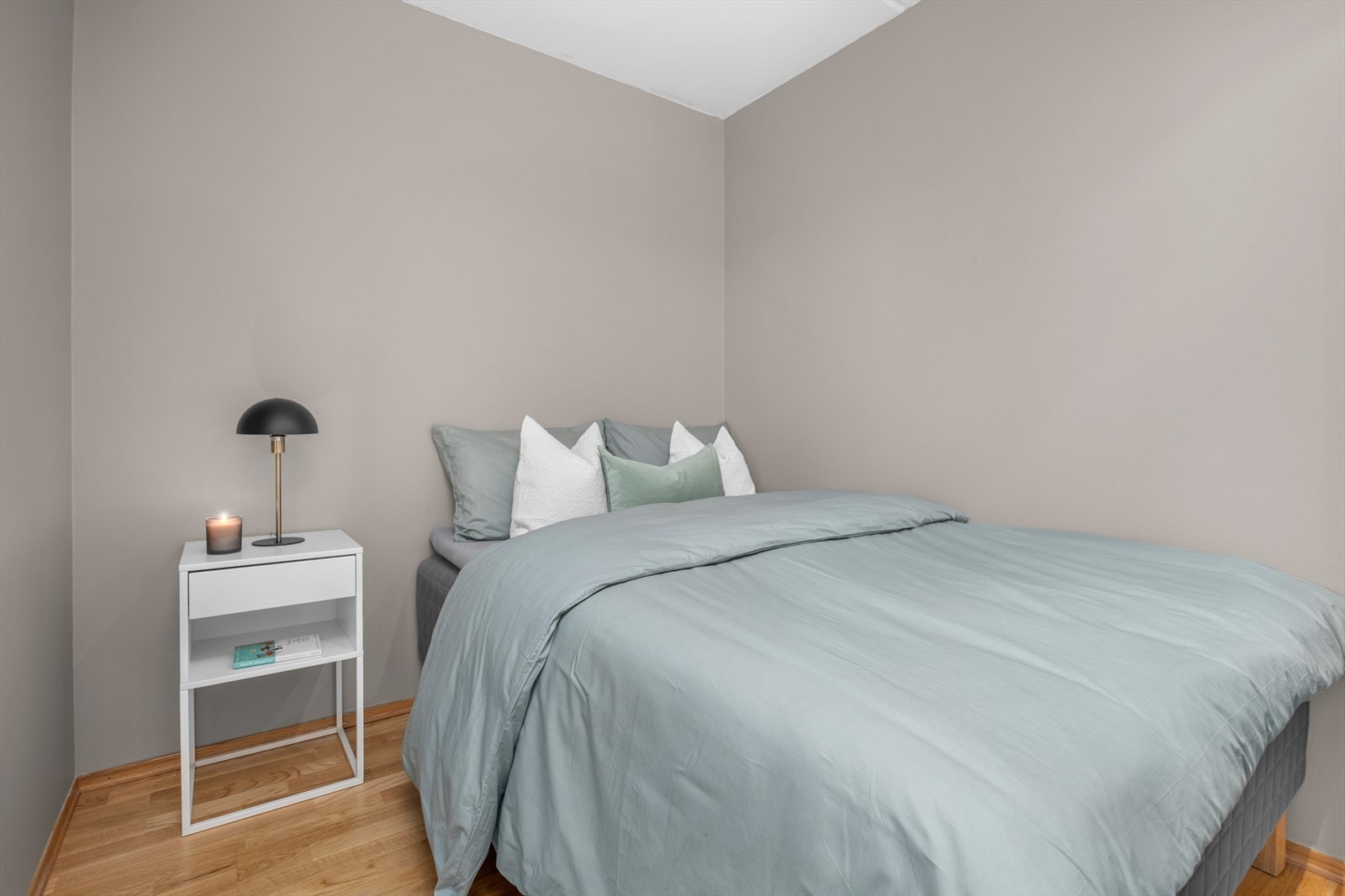 Soverommet er på 6,5 m² med god plass til dobbeltseng, nattbord og garderobeløsning. Galleribilde