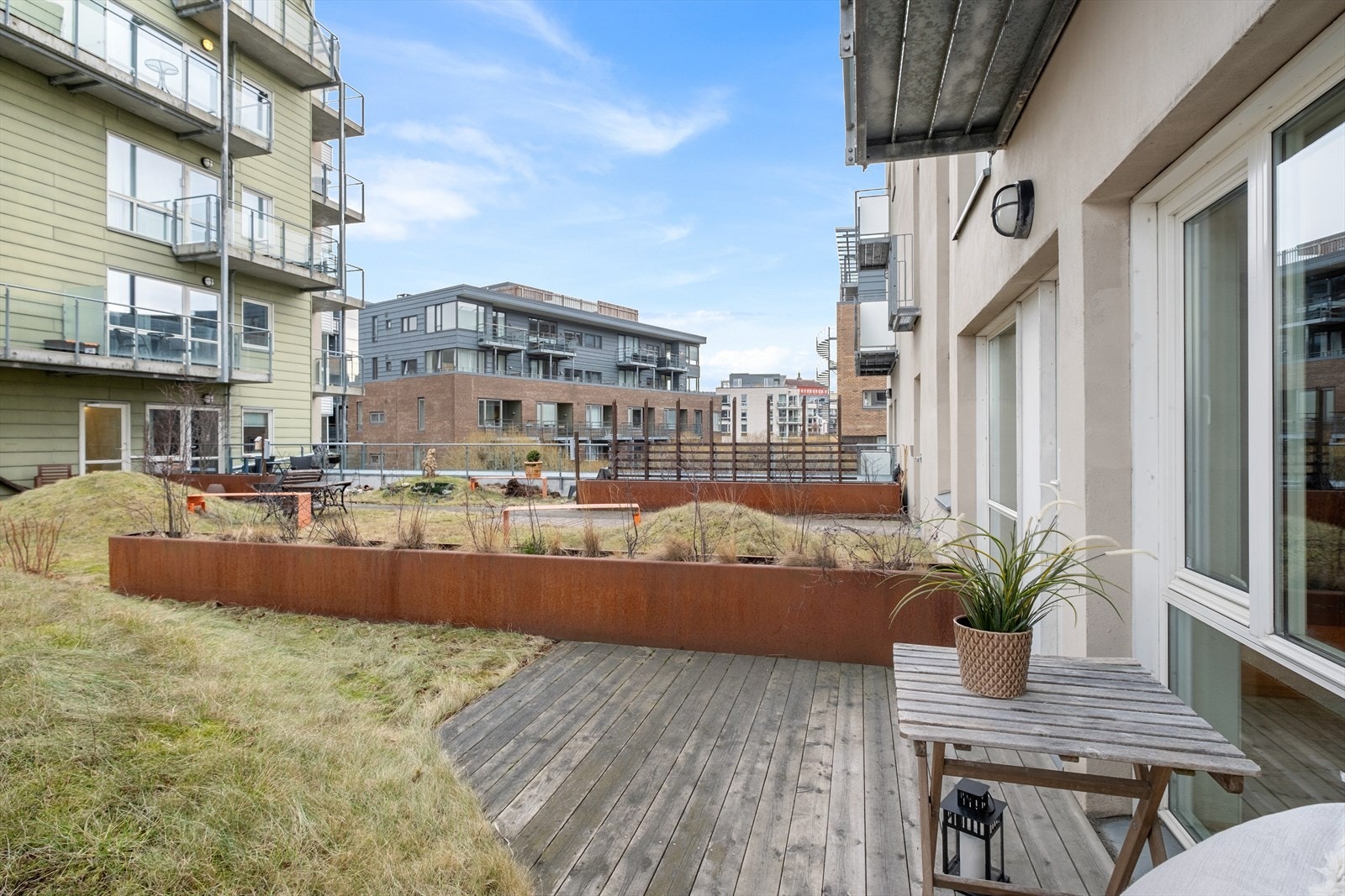 Det meste er inkludert i felleskostnadene som TV/internett, oppsparing til fremtidig vedlikehold, betjening av fellesgjeld samt felles drift- og vedlikehold. Galleribilde