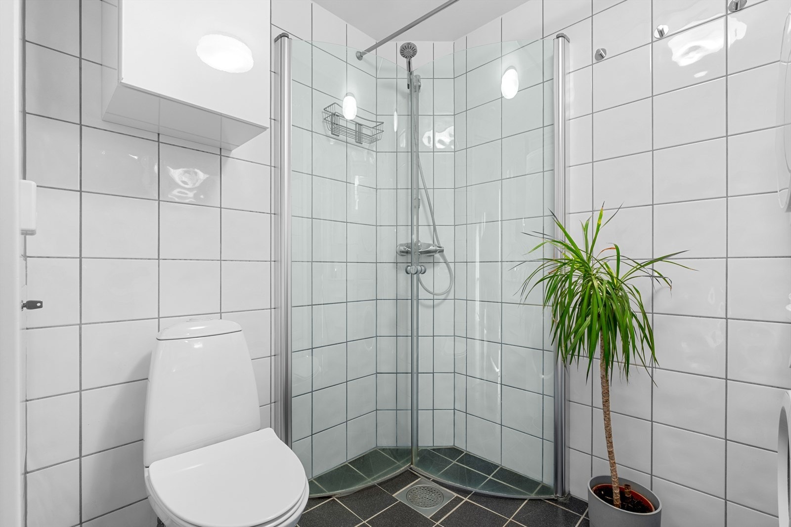 Her får du en praktisk baderomsinnredning med god plass til oppbevaring. Galleribilde