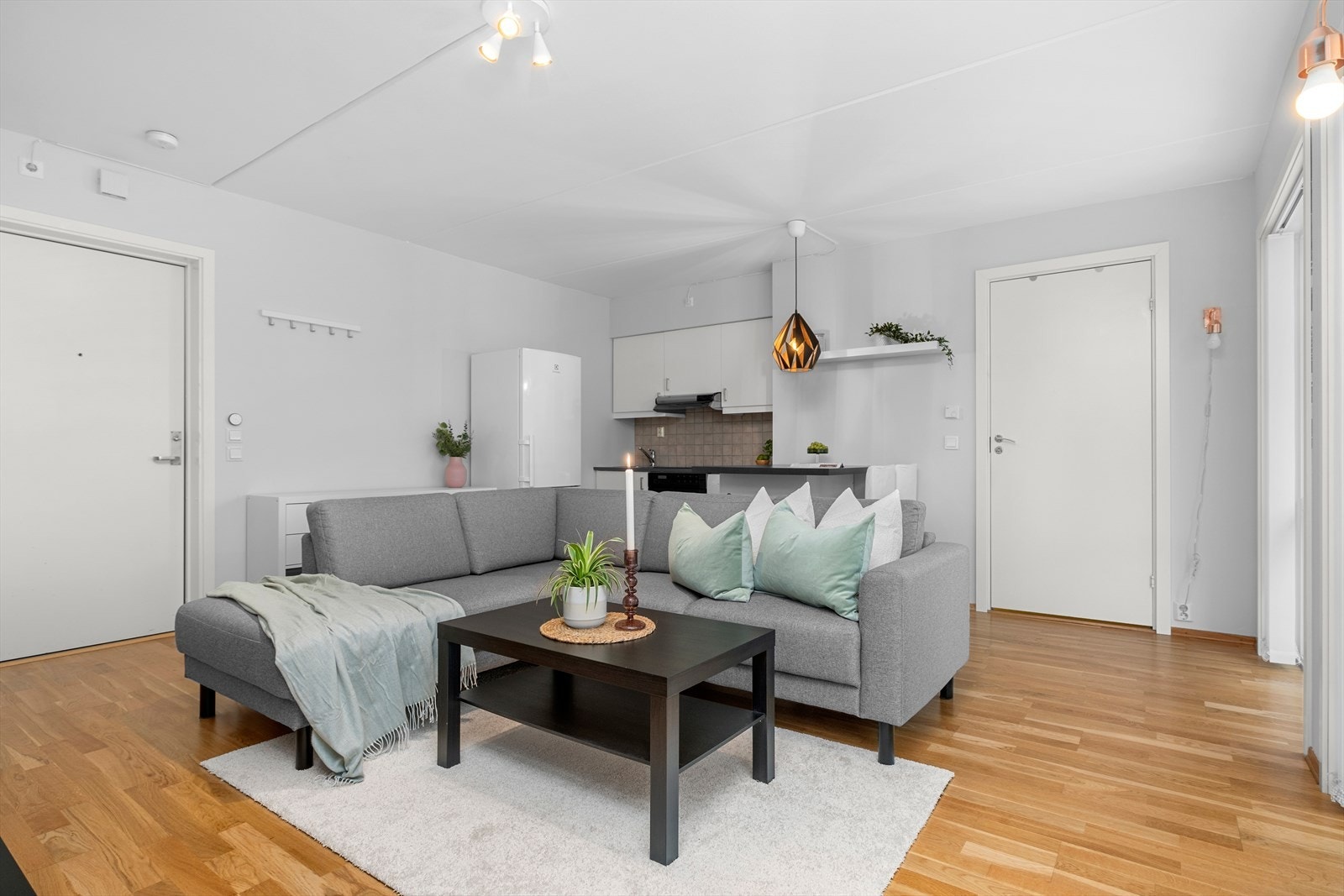 Leiligheten har en gjennomgående pen standard med vannbåren gulvvarme og 3-stavs parkett på gulv. Galleribilde