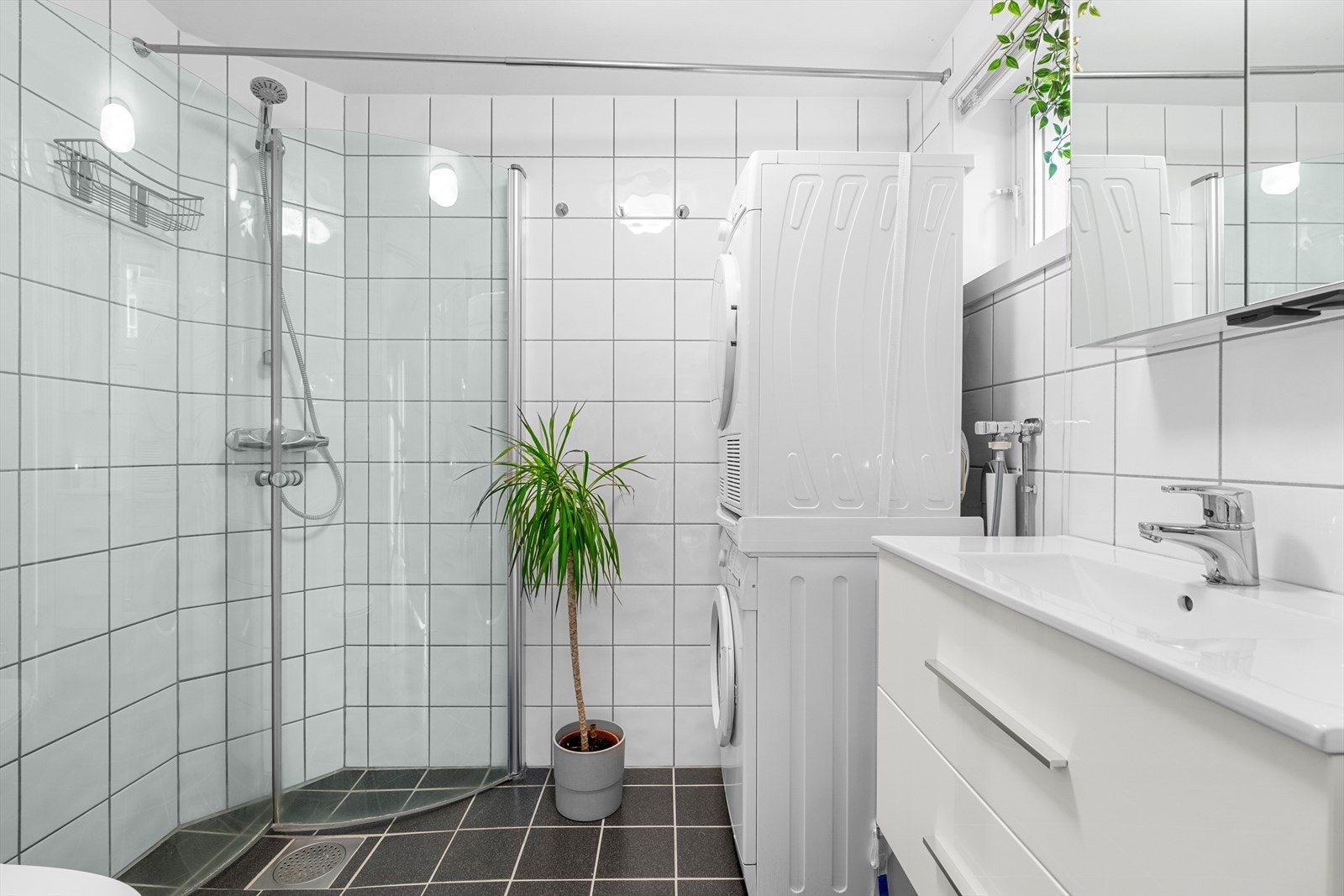 Lyst og flislagt bad på 3,5 m² fra nyere byggeår i 2006. Galleribilde